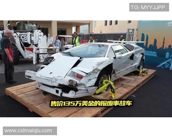 荷兰前国脚经历惊险四车连环撞击兰博基尼惨遭报废